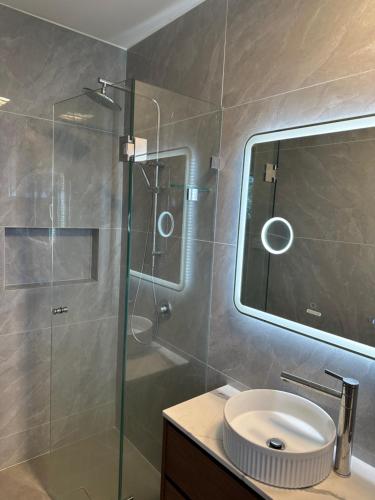 Et badeværelse på Cozy Room with Private Bathroom, Toilet and Balcony Close to Train Station and Airport