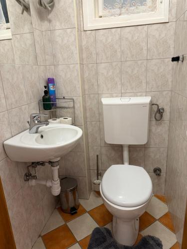 Bilik mandi di Le Rose Suites & Park Hotel
