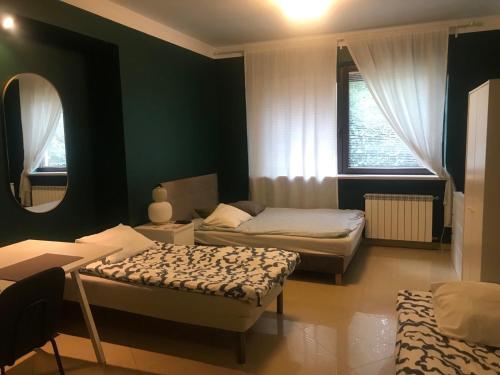 Ένα ή περισσότερα κρεβάτια σε δωμάτιο στο Noclegi Willa Saska