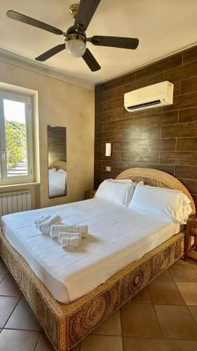 a bedroom with a large bed with a ceiling fan at Elbitat Homes in Bagnaia