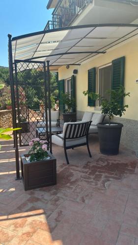 a patio with a bench and potted plants at Elbitat Homes in Bagnaia