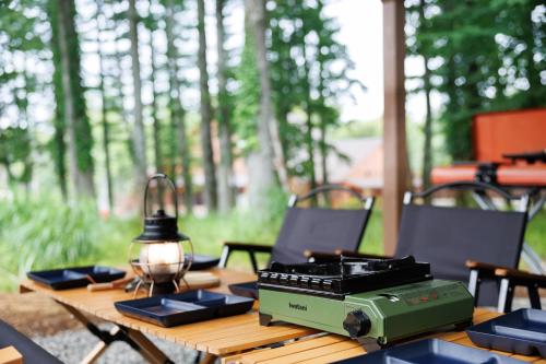 a table with a green box on top of it at lamp yamanaka-山中湖 河口湖 プライベートヴィラ-132平米-最大10名-BBQ無料-乳幼児可-長期滞在設備充実-山中湖車5分-河口湖車20分 in Yamanakako