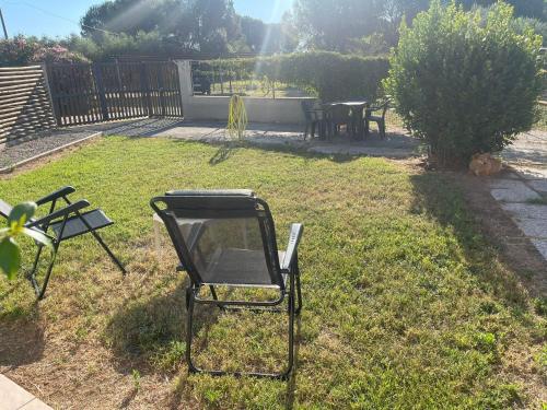 a chair and a table in a yard at Agriturismo Il Giglio di Sant' Antonio in Montemassi
