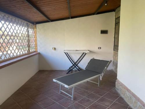 a bench in a room with a table and a window at Agriturismo Il Giglio di Sant' Antonio in Montemassi