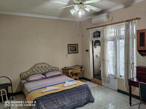 En eller flere senge i et værelse på Homestay Heru