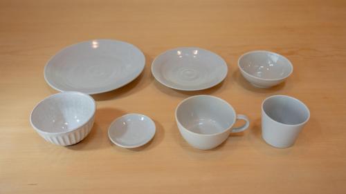 a group of white cups and saucers on a table at lamp yamanaka-山中湖 河口湖 プライベートヴィラ-132平米-最大10名-BBQ無料-乳幼児可-長期滞在設備充実-山中湖車5分-河口湖車20分 in Yamanakako