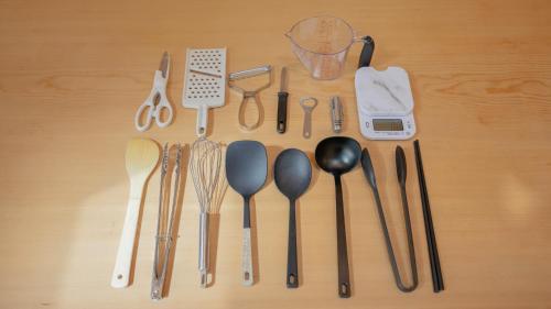 a group of utensils sitting on top of a table at lamp yamanaka-山中湖 河口湖 プライベートヴィラ-132平米-最大10名-BBQ無料-乳幼児可-長期滞在設備充実-山中湖車5分-河口湖車20分 in Yamanakako