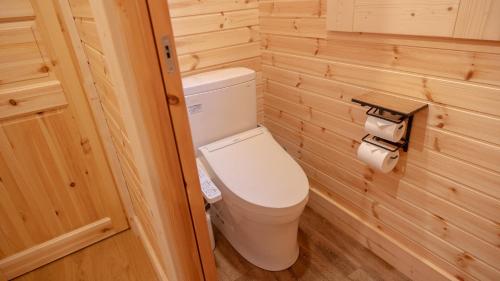 a small bathroom with a toilet and two rolls of toilet paper at lamp yamanaka-山中湖 河口湖 プライベートヴィラ-132平米-最大10名-BBQ無料-乳幼児可-長期滞在設備充実-山中湖車5分-河口湖車20分 in Yamanakako