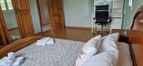 a bedroom with a bed with two towels on it at El Rincón Del Silencio in Moucide