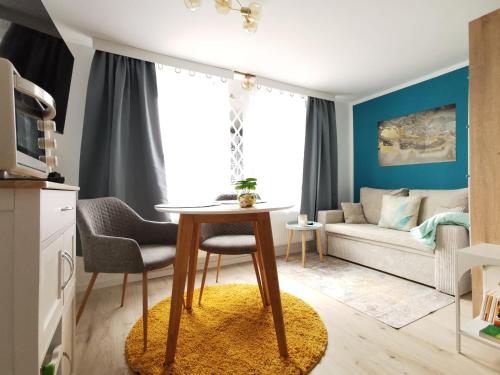 a living room with a table and a couch at Ferienwohnung Sonnengarten in Meschede