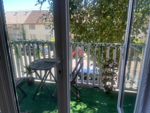 Μπαλκόνι ή βεράντα στο Sunny apartment with balcony