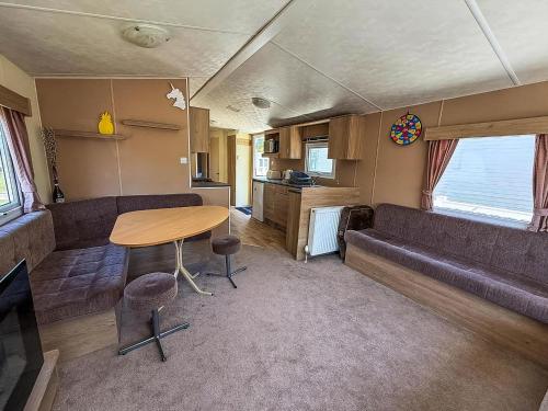 Ruang duduk di Homely 8 Berth Caravan With Decking To Relax On At Naze Marine, Ref 17009Wc