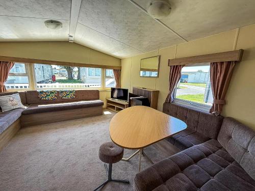 Ruang duduk di Homely 8 Berth Caravan With Decking To Relax On At Naze Marine, Ref 17009Wc