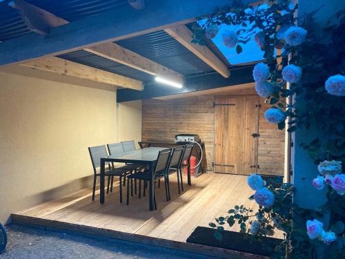 un patio avec une table et des chaises sur une terrasse dans l'établissement Montagnac, à Gignac