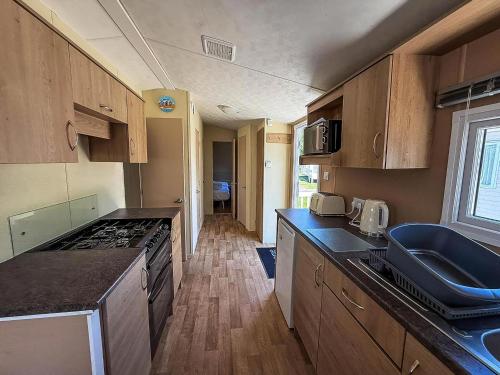 Dapur atau dapur kecil di Homely 8 Berth Caravan With Decking To Relax On At Naze Marine, Ref 17009Wc