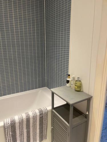 Φωτογραφία από το άλμπουμ του Sunny apartment with balcony σε High Wycombe