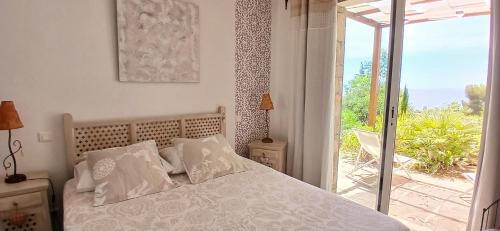 Gallery image of VILLA ANADINE - Aiguebonne BOULOURIS - PLEINE VUE MER - À 5 minutes à pied de la plage - Climatisée in Saint-Raphaël