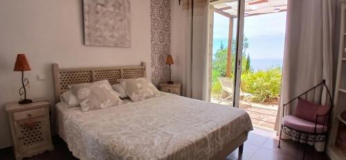 Gallery image of VILLA ANADINE - Aiguebonne BOULOURIS - PLEINE VUE MER - À 5 minutes à pied de la plage - Climatisée in Saint-Raphaël