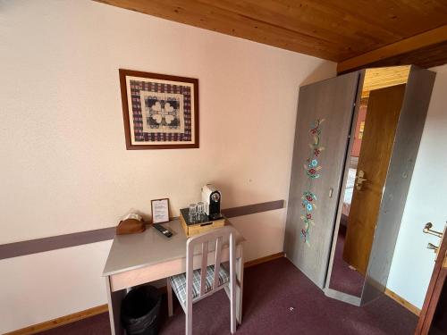 a room with a desk and a wall with a picture at GC Frankstein in Dambach-la-Ville