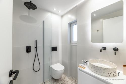 Ένα μπάνιο στο Coastal Charm at Pasalimani - Steps from Port&Beach