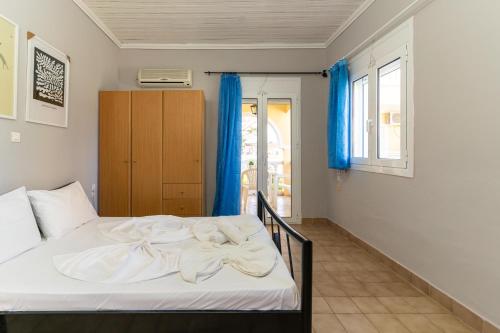 Postel nebo postele na pokoji v ubytování Elpida Hotel
