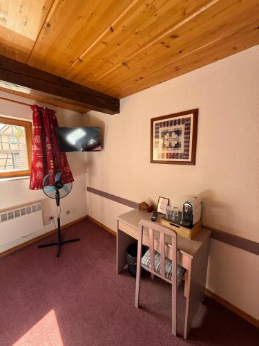 a room with a desk and a lamp in a room at GC Frankstein in Dambach-la-Ville