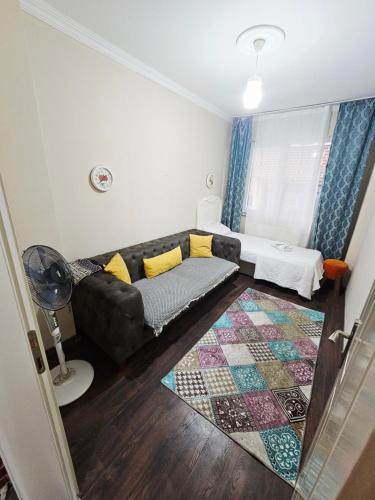 a living room with a couch and a rug at حكايه للشقق الفندقية الفاخره Hikaye Suites Hotel in Bostancı