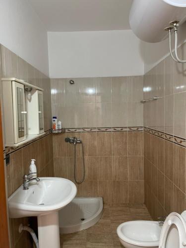 Ένα μπάνιο στο Leo Apartament