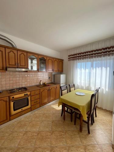 Η κουζίνα ή μικρή κουζίνα στο Leo Apartament