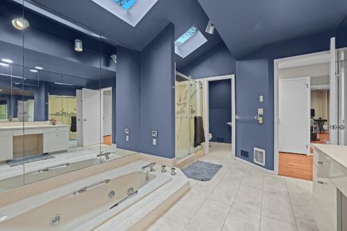 Ένα μπάνιο στο Beautiful House in Livingston (20 miles from NYC)