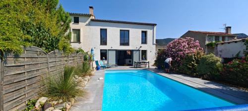 une piscine devant une maison dans l'établissement Belle Maison de vacances avec piscine., à Marquixanes