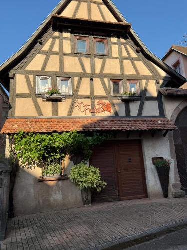 a house with a garage with a roof at GC Frankstein in Dambach-la-Ville