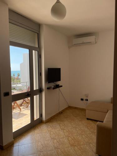 Μια τηλεόραση ή/και κέντρο ψυχαγωγίας στο Leo Apartament