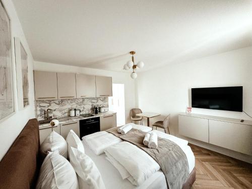 Un dormitorio con una cama grande con almohadas blancas. en Sali Homes - Wahnfried No 6, en Bayreuth
