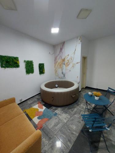 sala de estar con sofá y bañera grande en Cista DESETKA 1, en Požarevac
