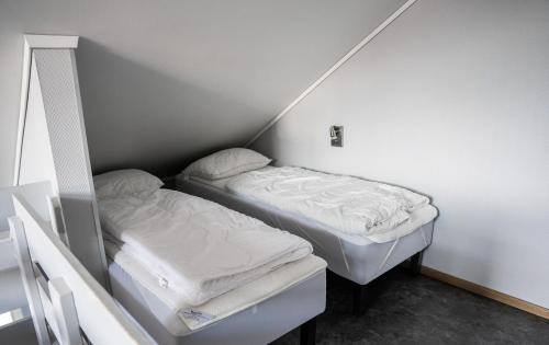 a room with two beds in a room at Hemsedal Cafe Skiers Lodge in Hemsedal