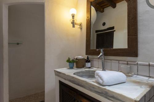 een badkamer met een wastafel en een spiegel bij Finca del Cielo in San Jose