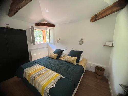 - une chambre dotée d'un lit avec une couverture bleue et jaune dans l'établissement Location airial Landais, à Mimizan