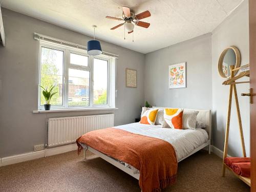 Postel nebo postele na pokoji v ubytování St Stephen's Retreat - Hot Tub & Fire Pit - FREE Parking