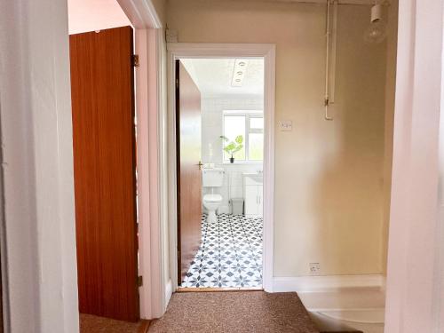 Fotografie z fotogalerie ubytování St Stephen's Retreat - Hot Tub & Fire Pit - FREE Parking v destinaci Canterbury