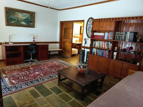 ルートラキにあるYaSou Summer Houseのリビングルーム(テーブル、本棚付)