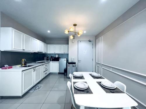 Η κουζίνα ή μικρή κουζίνα στο Noble Homes at i-City - WiFi TV Box and 1 Carpark