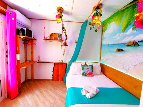 Ένα ή περισσότερα κρεβάτια σε δωμάτιο στο Wonder Room Paraiso Magico Habitacion a 2 min de la playa