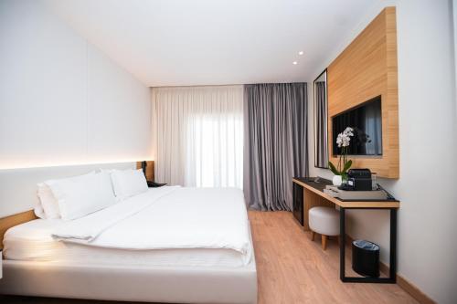 a hotel room with a bed and a desk at Hotel Agimi in Sarandë