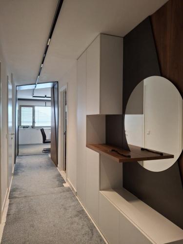 a hallway of an office with a mirror on the wall at 3 Zimmer Wohnung in Maria Lanzendorf