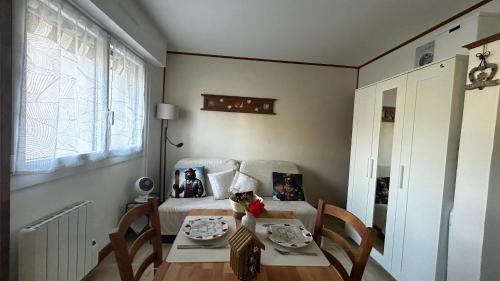 Cette petite chambre comprend une table et un lit. dans l'établissement À 5 minutes du lac,studio tout confort, parking privé gratuit, lit queen-size, à Saint-Jorioz