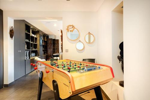 a room with a foos ball on a table at Appartement confortable, central 200m2 in Levallois-Perret