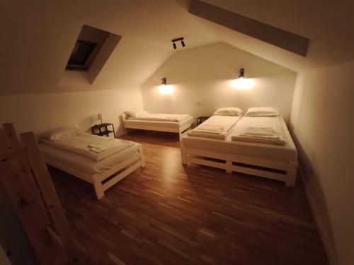 Łóżko lub łóżka w pokoju w obiekcie Apartamenty Grzybowo