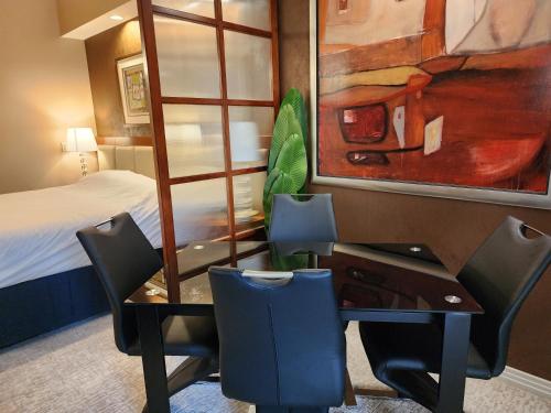 Кровать или кровати в номере Penthouse Studio Suite at the Signature MGM