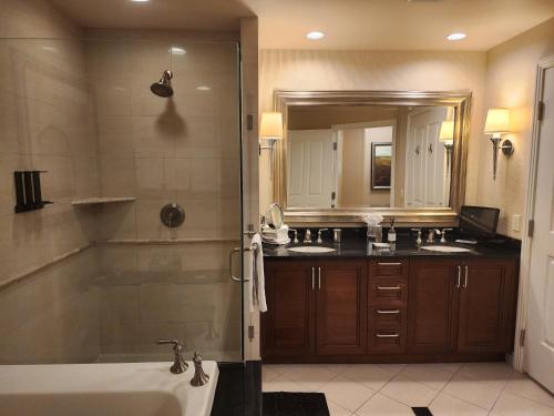 Ванная комната в Penthouse Studio Suite at the Signature MGM